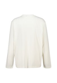 Weißes Langarmshirt mit rundem Halsausschnitt, aus weichem Stoff gefertigt; hat einen geraden Schnitt und minimale Nähte auf der Rückseite.