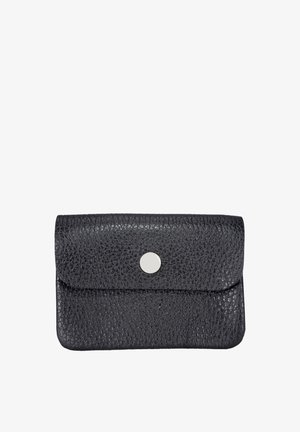 Schwarzes strukturiertes Lederportemonnaie mit abgerundeten Ecken und einem zentralen silbernen Druckknopfverschluss auf der vorderen Klappe.