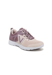 Baskets de sport roses claires avec accents violets, tige en mesh, semelle rembourrée et design structuré. Présente un logo sur le côté et des lacets.