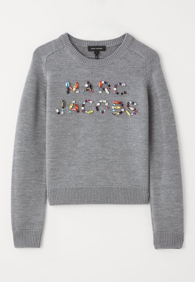 Suéter gris de punto con puños y dobladillo acanalados, que presenta adornos de piedras preciosas multicolores formando el texto "MARC JACOBS" en la parte frontal.