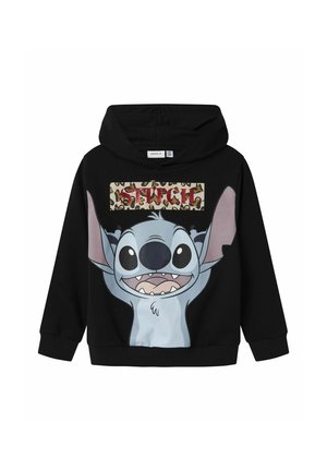Mustat hupparit, jossa on edessä graafinen kuva sinisestä hahmosta, jolla on suuret korvat ja avoin suu. Hahmon yllä on leopardikuvioinen banneri, jossa lukee "STITCH."
