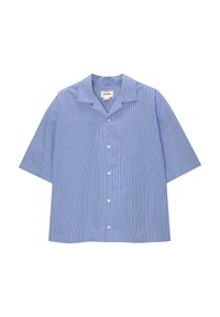 Niebieska koszula z krótkim rękawem w białe pionowe paski, z zapięciem na guziki, z miękkiego materiału, o luźnym kroju i z wykładanym kołnierzykiem.