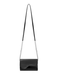 Borsa a spalla nera in pelle con una patta a forma di onda, dotata di una lunga tracolla liscia e dettagli in catena argentata. Forma rettangolare compatta.