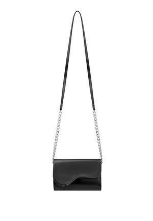 Borsa a spalla nera in pelle con una patta a forma di onda, dotata di una lunga tracolla liscia e dettagli in catena argentata. Forma rettangolare compatta.