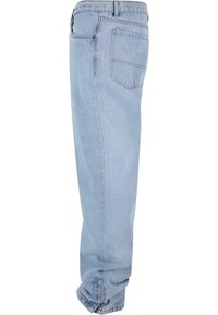 Jeans de denim azul claro con un diseño de pierna recta, cinco bolsillos y detalles de costura sutiles. La tela tiene una textura suave y ligeramente estructurada.