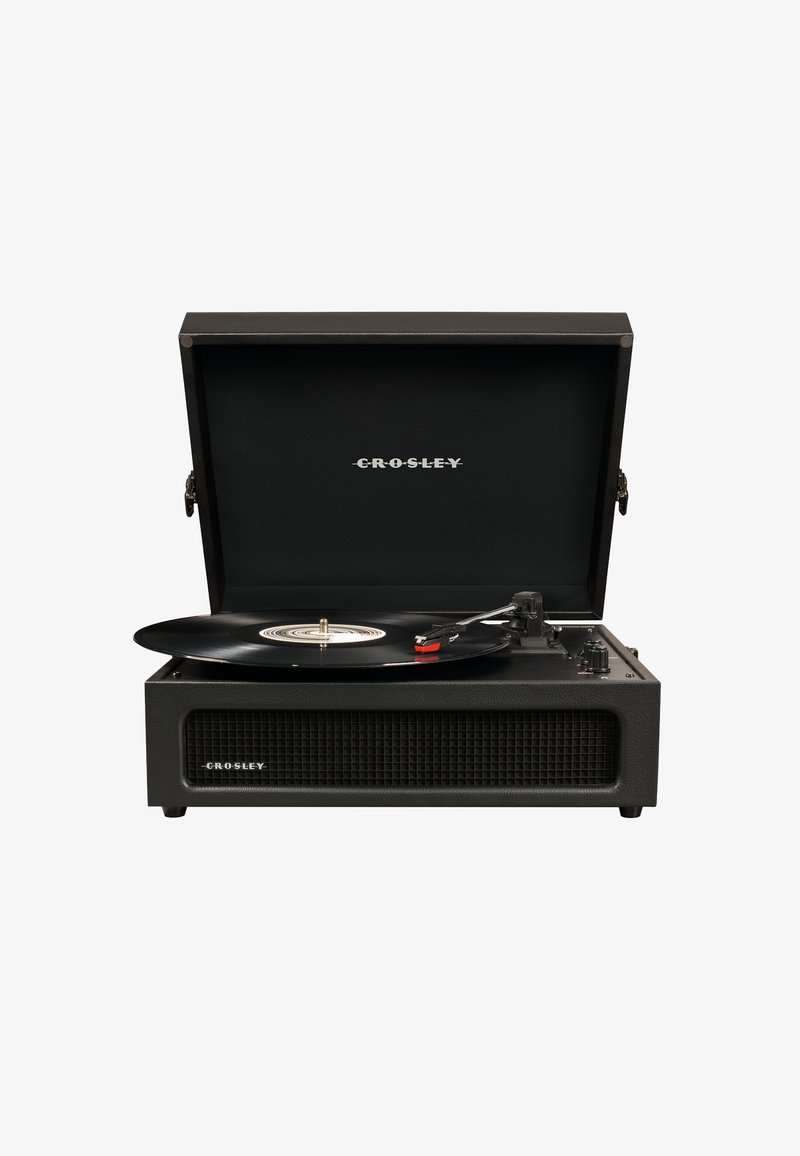 Giradischi nero con finitura texturizzata, corpo in legno, coperchio aperto, disco in vinile sul piatto, marca "Crosley" sul davanti.
