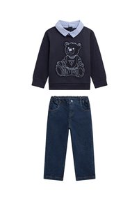 Granatowy sweatshirt z jasnoniebieskim kołnierzem i grafiką niedźwiedzia, zestawiony z ciemnoniebieskimi spodniami dżinsowymi z elastycznym pasem i standardowymi kieszeniami.