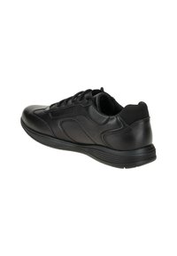 Sneaker nera in pelle con punta tonda, dettagli di cucitura minimi e suola in gomma testurizzata. Presenta un design con lacci e colletto imbottito.