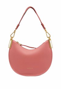 Różowa skórzana torebka o zakrzywionym kształcie z złotymi akcentami. Posiada krótki pasek na ramię i zaokrągloną, gładką teksturę.