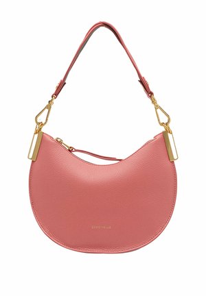 Rosafarbene Leder-Handtasche mit geschwungenem Design und goldenen Hardware-Akzenten. Verfügt über einen kurzen Schultergurt und eine abgerundete, glatte Textur.