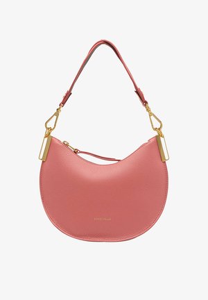 Borsa in pelle rosa con design curvo e dettagli in hardware dorato. Presenta una tracolla corta e una superficie arrotondata e liscia.
