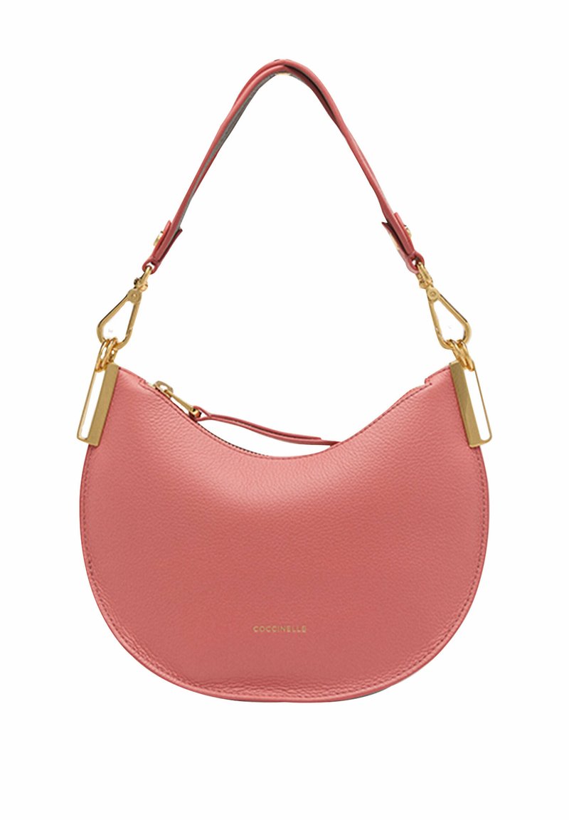 Różowa skórzana torebka o zakrzywionym kształcie z złotymi akcentami. Posiada krótki pasek na ramię i zaokrągloną, gładką teksturę.