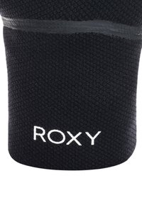 Čierna neoprenová rukáv s textúrovaným vzorom a bielym logom "ROXY" na manžete. Hladký čierny akcent pozdĺž hornej hrany.
