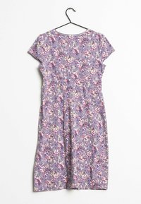 Fialové květinové šaty s krátkým rukávem, s přiléhavým korzetem a rozšířenou sukní, zdobené pestrými květinovými vzory po celém povrchu.