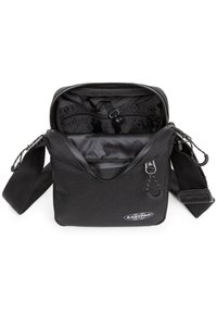Borsa a spalla nera in tessuto con chiusura zipper, tracolla regolabile, scomparti interni e superficie testurizzata. Presenta un dettaglio del logo sul davanti.