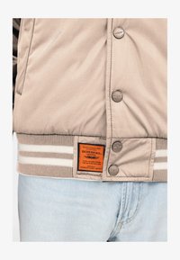 Unausgewählt, cream