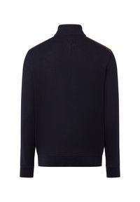 Granatowy sweter z wysokim kołnierzem, ściągaczami na mankietach i dole. Posiada brązowe akcenty na ramionach oraz fakturowaną powierzchnię materiału.