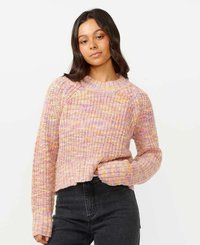 Sweter dzianinowy w odcieniach pastelowego różu i pomarańczy, z kr�ótkim dołem, prążkowaną fakturą oraz długimi rękawami.