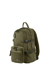 Sac à dos vert olive en tissu durable avec dos rembourré, plusieurs zips, bandes latérales ajustables, et une poche avant avec un logo.