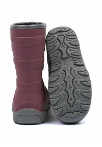 Vanimaroonsaapaad siledast kummist, millel on halli mustriga tald. Pealsel on kaarjas disain ja must sisevooder.