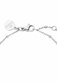Zilveren kettingarmband met een karabijnhaak en een ronde tag met de tekst "PURIFELE." De ketting heeft afwisselende schakel en kleine kralen.