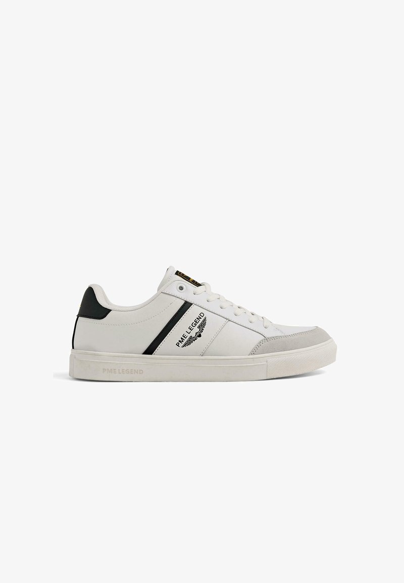 Baskets basses blanches avec patch noir au talon, bande diagonale noire, logo PME Legend sur le côté et semelle en caoutchouc blanche.