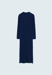 Robe midi bleu marine en maille côtelée à manches longues avec col montant et coupe droite, présentée sur un fond clair.