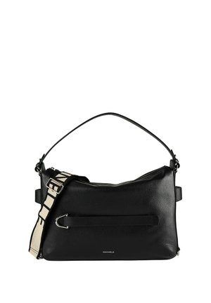 Bolso de hombro de cuero negro texturizado con herrajes plateados, correa ancha ajustable beige con texto negro, y pequeño logo de la marca en blanco.