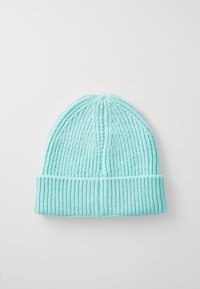 Berretto lavorato a maglia azzurro chiaro con costine verticali e risvolto, realizzato in filato morbido, con una vestibilità aderente.
