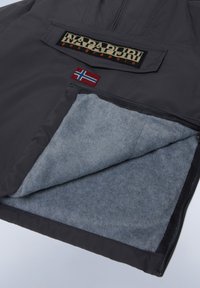 Svart vindjacka med grå fleecefoder, med en logotyp på fickan och en liten norsk flagga på den yttre fickan.