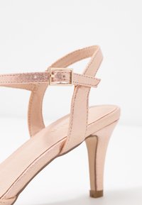 Menbur Sandaalit nilkkaremmillä - rose gold-coloured