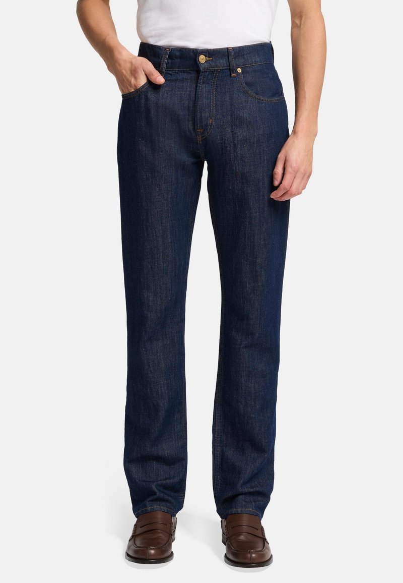 Jeans in denim blu scuro con taglio dritto, dotati di tasche frontali, chiusura con bottone e dettagli di cucitura visibili.