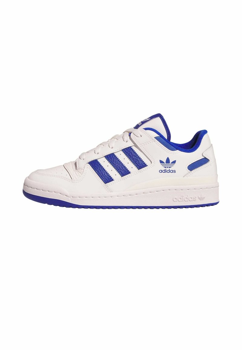 Biele tenisky Adidas s modrými pruhmi, modrým vnútorným látkovým podšívkou a vyrazeným logom Adidas na boku a na podrážke, zobrazené v bočnom profile.