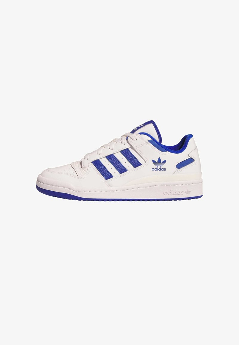 Biele tenisky Adidas s modrými pruhmi, modrým vnútorným látkovým podšívkou a vyrazeným logom Adidas na boku a na podrážke, zobrazené v bočnom profile.