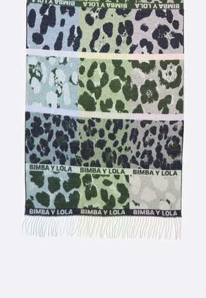 Bufanda estampada de leopardo multicolor con parches en azul, verde y gris, con el texto "BIMBA Y LOLA" a lo largo de franjas horizontales y bordes con flecos.