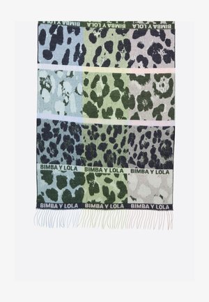 Bufanda estampada de leopardo multicolor con parches en azul, verde y gris, con el texto "BIMBA Y LOLA" a lo largo de franjas horizontales y bordes con flecos.