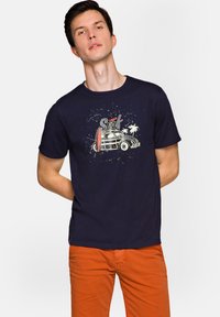 Granatowa bawełniana koszulka z grafiką w stylu surfingu, przedstawiająca retro samochód, deskę surfingową i palmy, z krótkimi rękawami.