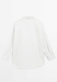 Camicia bianca a maniche lunghe con sottili strisce verticali grigie, colletto aperto e polsini con bottoni, esposta piatta dal retro.