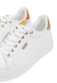Sneakers bianchi con finitura in pelle liscia, dotati di occhielli dorati, lacci bianchi e un accento marrone chiaro nel tallone.