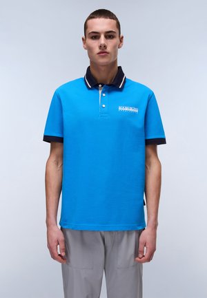 Blaues Poloshirt aus Baumwolle mit klassischem Kragen. Es verfügt über einen Kragenrand in Marineblau und Weiß und ein Logo auf der Brust.
