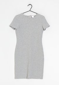 Abito grigio a righe con maniche corte, caratterizzato da un collo rotondo e una silhouette aderente realizzata in un morbido tessuto elastico.