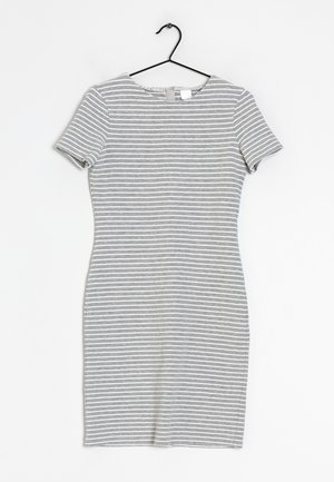 Szara sukienka w paski z krótkimi rękawami, z okrągłym dekoltem i dopasowaną sylwetką, wykonana z miękkiej, elastycznej tkaniny.