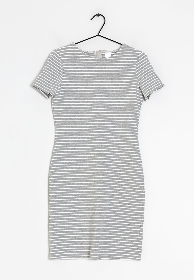 Abito grigio a righe con maniche corte, caratterizzato da un collo rotondo e una silhouette aderente realizzata in un morbido tessuto elastico.