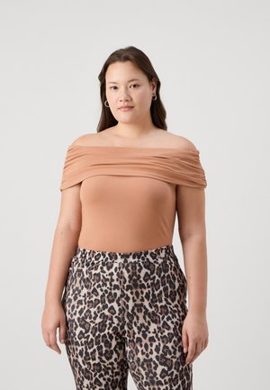 CARTIME OFF SHOULDER  - T-shirts med print - camel