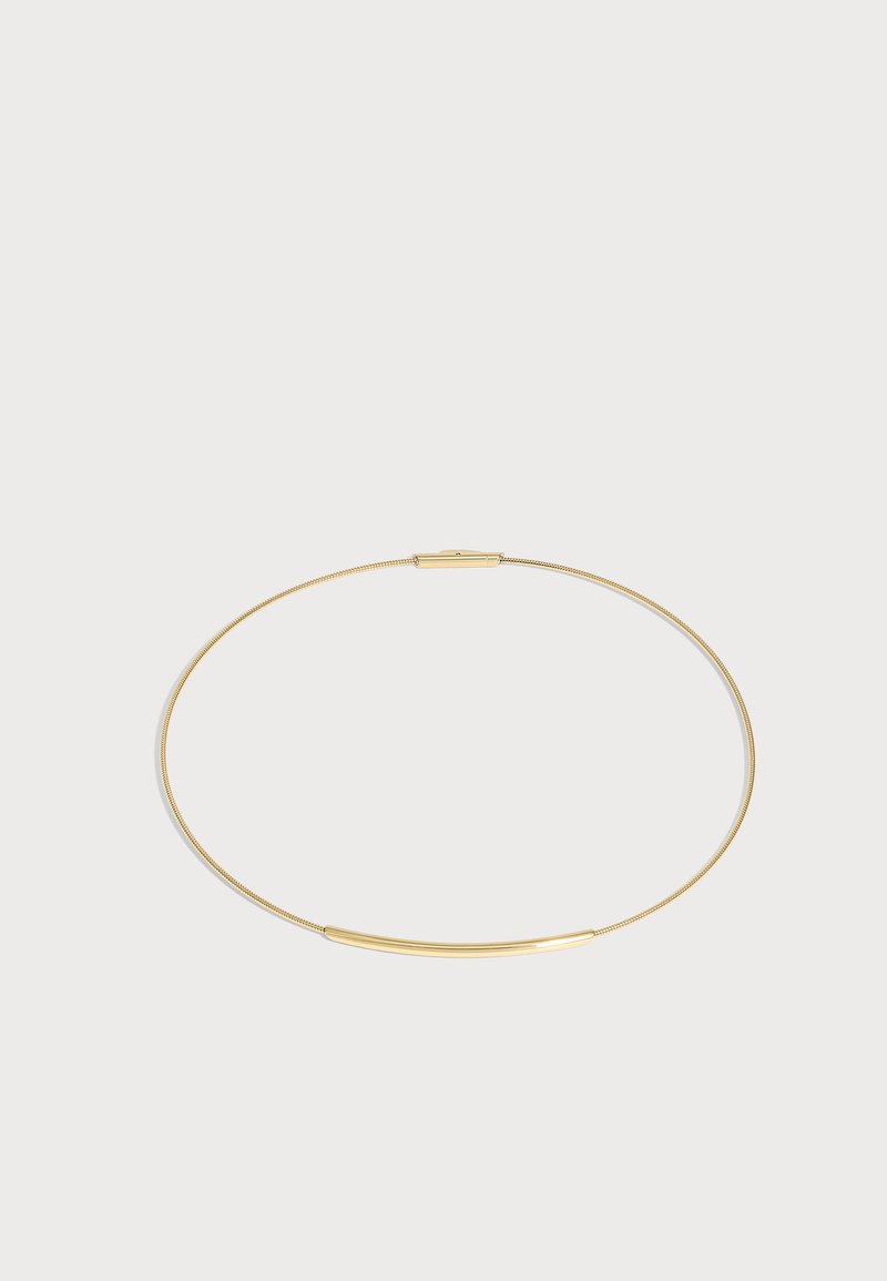 Collier fin en or avec un pendentif barre lisse sur une chaîne fine, sur un fond clair uni.