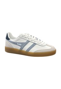 Sneakers bianchi Gola con strisce azzurro chiaro, realizzati in materiali scamosciati e in pelle, punta arrotondata e suola in gomma. Lacci dello stesso colore.