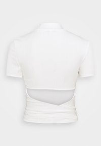 Hvid ribbet kortærmet top med mock neck, cut-out rygdesign og foldet tekstur langs taljen.