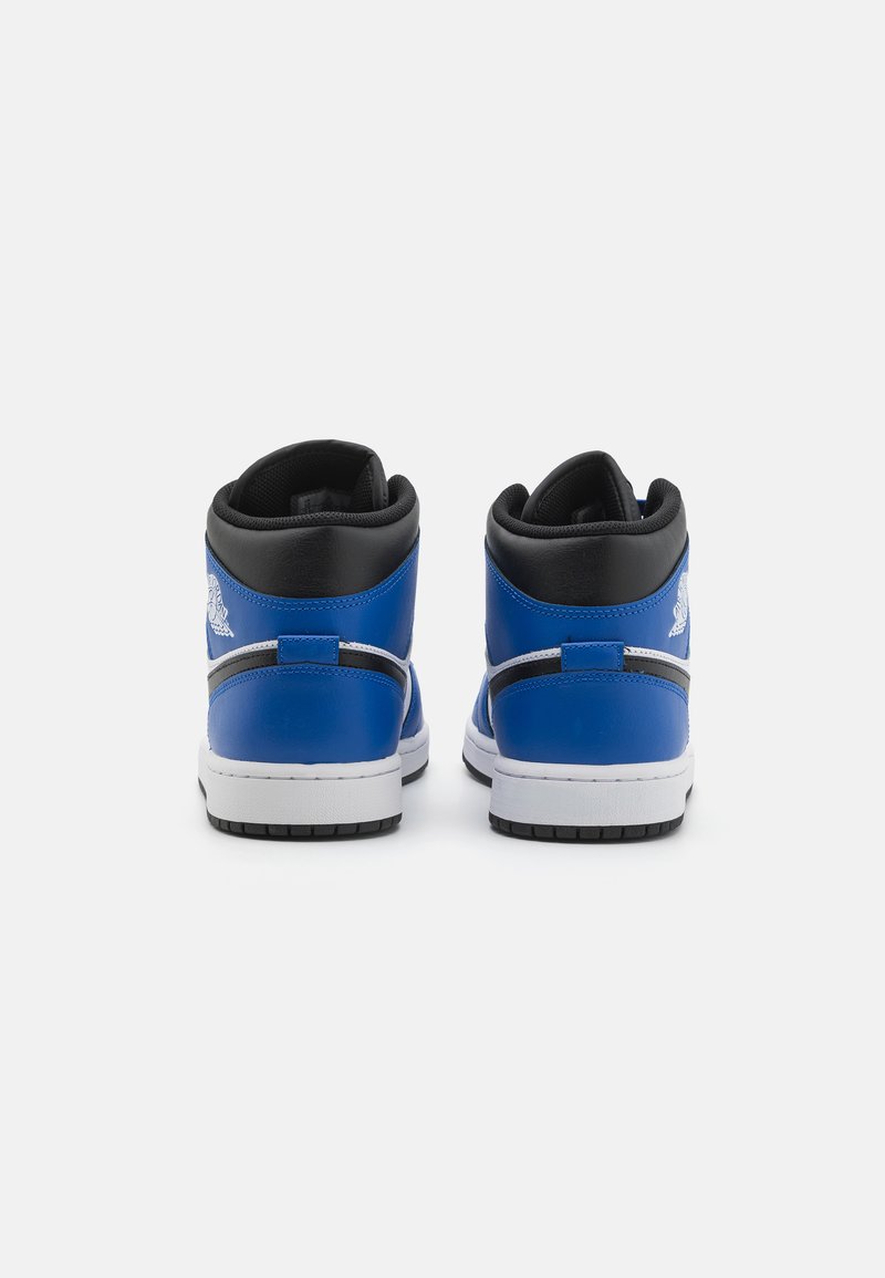 Hochschuh-Sneaker mit einem blauen Lederoberteil, schwarzen Akzenten, weißer Sohle und einem Logo auf der Rückseite. Glatte Textur und abgerundete Form.