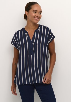 Blouse à manches courtes bleu marine avec des rayures verticales blanches, col boutonné et poche poitrine. Tissu doux avec une coupe décontractée.