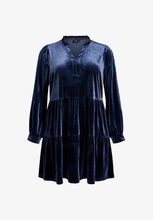 Tumesinine sametist pikkade varrukatega kleit, millel on kihiline seelik, V-avaga dekoltee ja kerge volang kaeluses.